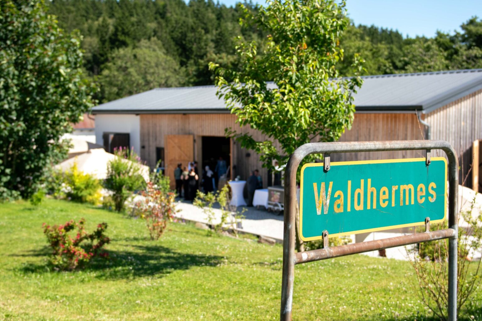 Ortsschild Waldhermes vor der Eventscheune