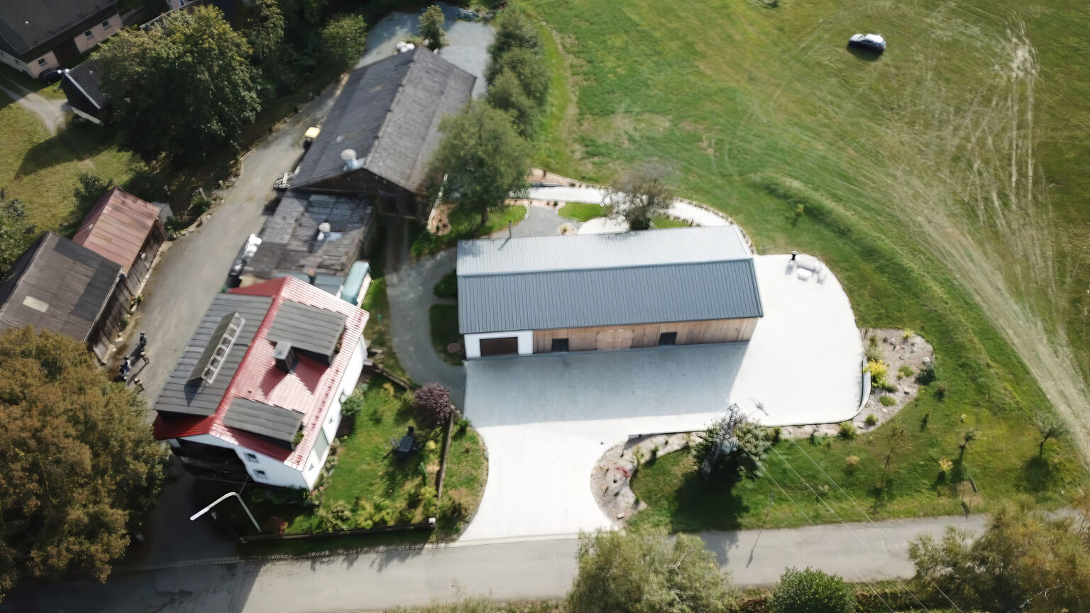 Luftaufnahme des Chalet Hermesmühle und der umliegenden Wiesen