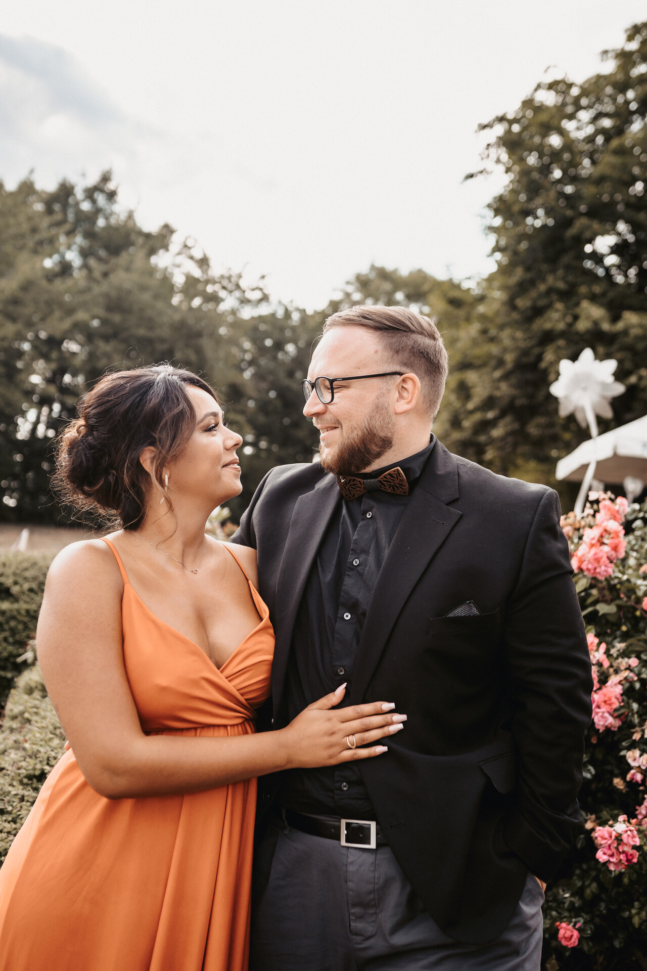 Janet und Florian bei einer Feier im Freien